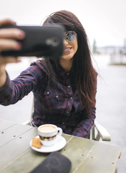 Brünette Frau macht Selfie — Stockfoto