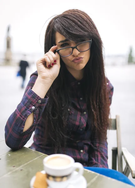 Brunette woman drinking coffee — Stock Photo, Image