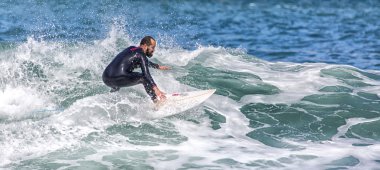 Sörfçü dalga eylem içinde