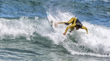 Sörfçü dalga eylem içinde