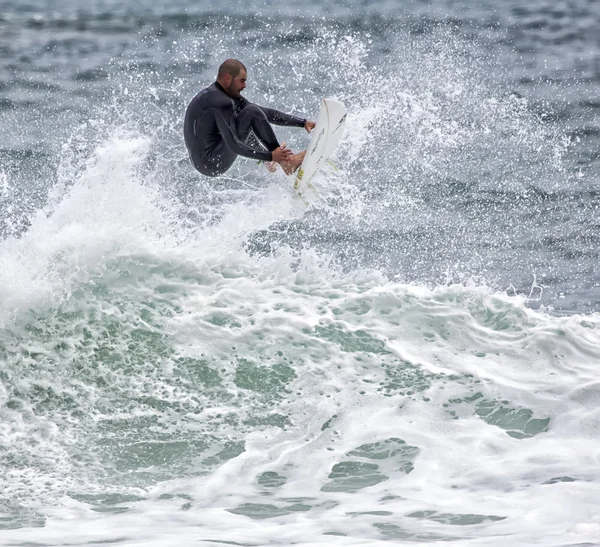 波のアクションでサーファー — ストック写真