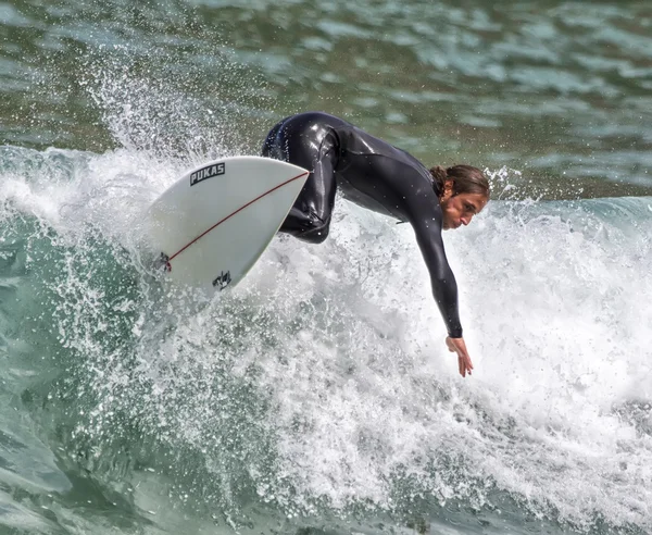 Surfer în acțiune pe val — Fotografie, imagine de stoc