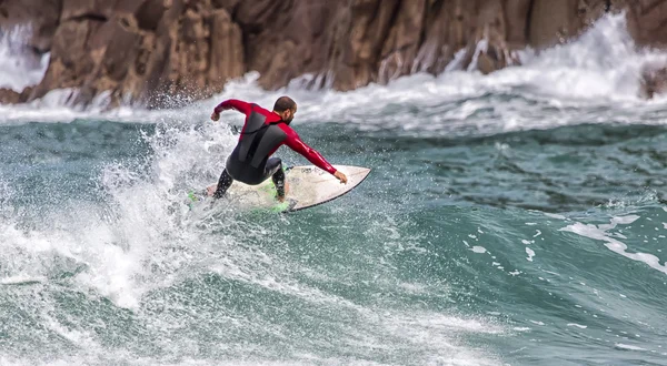 Surfista em ação na onda — Fotografia de Stock