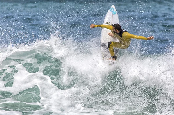 Surfer în acțiune pe val — Fotografie, imagine de stoc