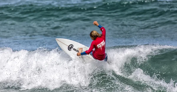 Surfista in azione sull'onda — Foto Stock