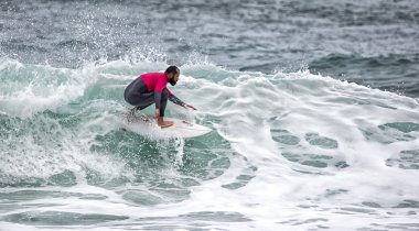 Sörfçü dalga eylem içinde