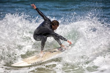 Sörfçü dalga eylem içinde