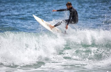 Sörfçü dalga eylem içinde