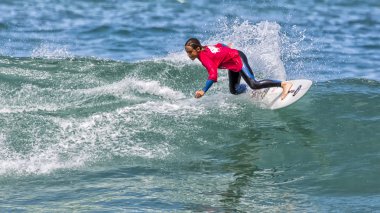 Sörfçü dalga eylem içinde