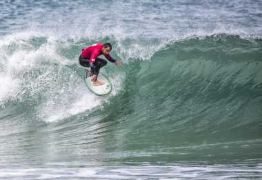 Sörfçü dalga eylem içinde