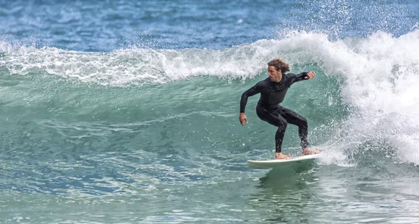 Surfare i aktion på våg — Stockfoto