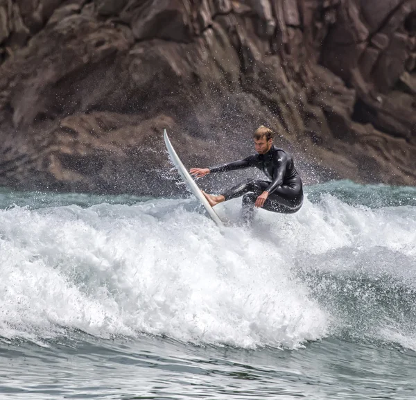 Surfer în acțiune pe val — Fotografie, imagine de stoc