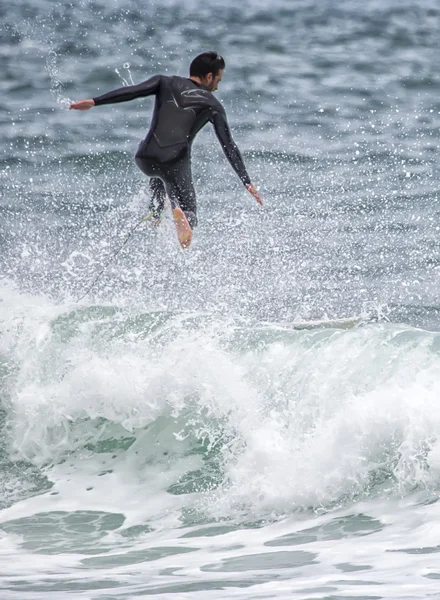 Surfare i aktion på våg — Stockfoto
