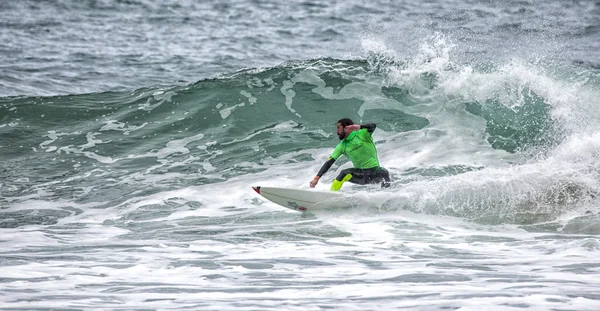 Surfer in action on wave — Stock Photo, Image