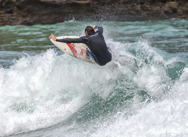 Surfer i aktion på bølge - Stock-foto