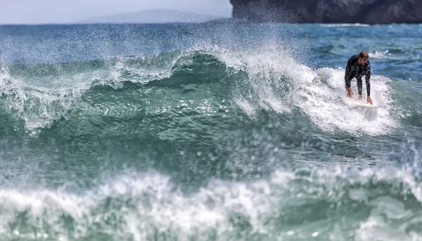 Surfista in azione sull'onda — Foto Stock