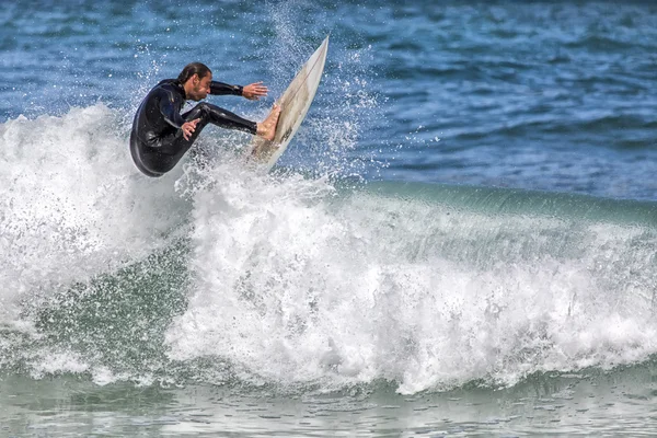 Surfer i aktion på bølge - Stock-foto