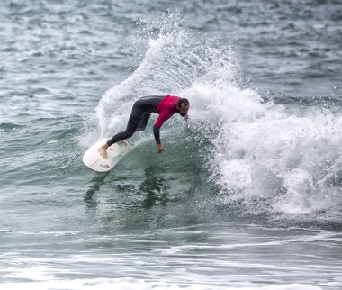 Sörfçü dalga eylem içinde