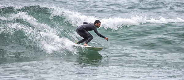 Surfista en acción en ola — Foto de Stock