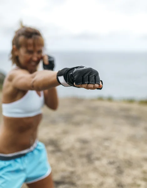 Kobieta praktykujących kick-boxingu — Zdjęcie stockowe