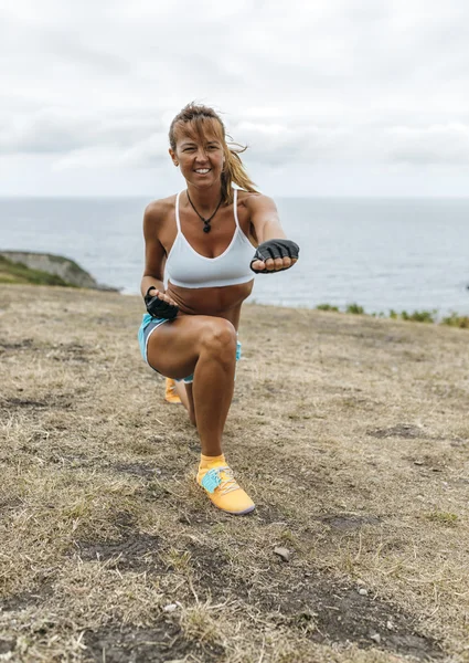 Woman practicing kickboxing — Stock Photo, Image