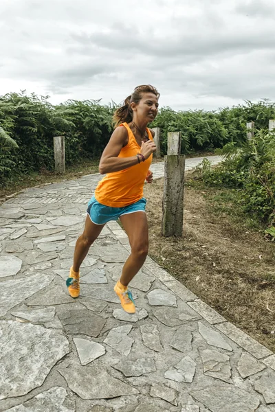 Sportovec žena běží — Stock fotografie