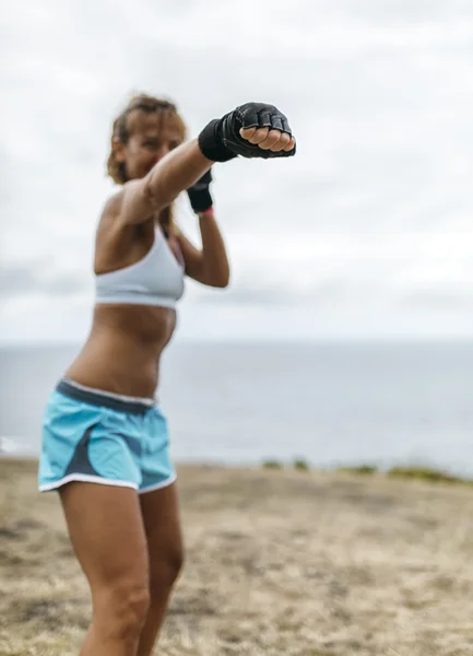 Kobieta praktykujących kick-boxingu — Zdjęcie stockowe