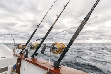 Çubuklar bir ton balığı Balıkçı teknesinde Balık tutma