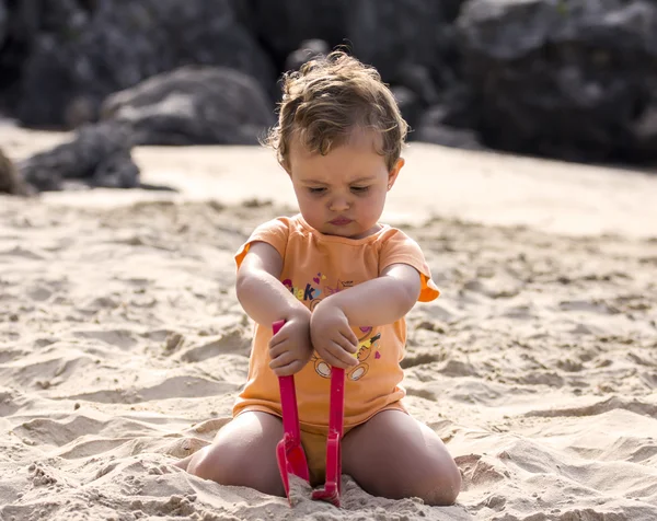 Menina brincando com areia — Fotografia de Stock