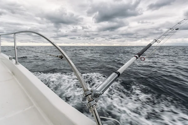 Canna da pesca su un peschereccio tonno — Foto Stock