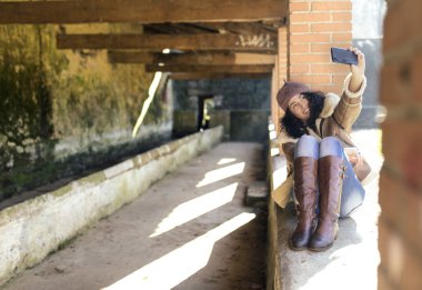 Esmer kadın selfie yapar