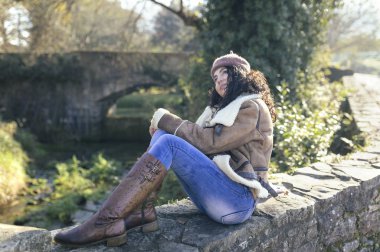 Sonbahar giysileri esmer kadın