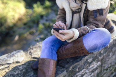 esmer kadın ile smartphone