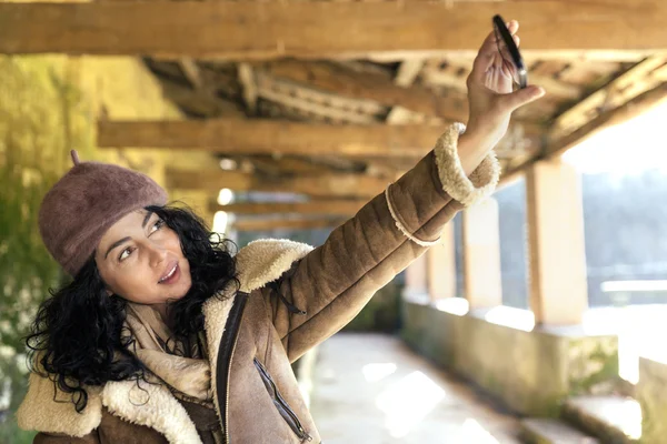 Brunetka kobieta sprawia, że selfie — Zdjęcie stockowe