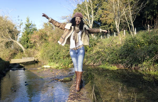 Mujer morena en ropa de otoño — Foto de Stock