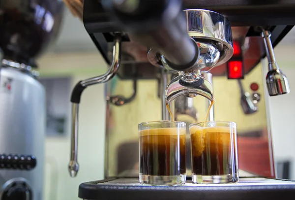 Prepares espresso in his coffee shop — Stock Photo, Image