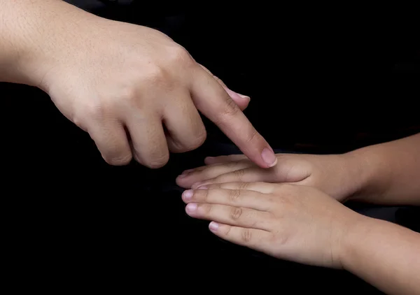 Madre punta il dito alla mano del bambino che sterna . — Foto Stock