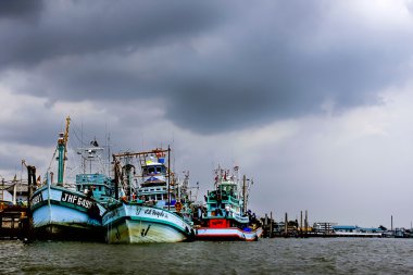 Samut Songkhram, Tayland-Ağustos 2014: için koymak balıkçı gemisi
