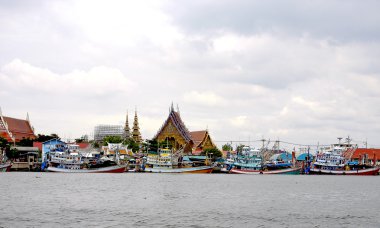 Samut Songkhram, Tayland-Ağustos 2014: için koymak balıkçı gemisi