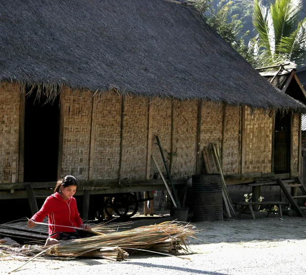 Laos mujer tejer estera con junco — Foto de Stock