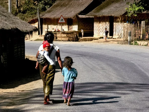 Laos colina tribu mujer y sus hijos — Foto de Stock