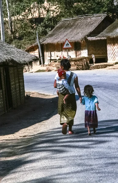 Laos wzgórze kobieta z plemienia i jej dzieci — Zdjęcie stockowe