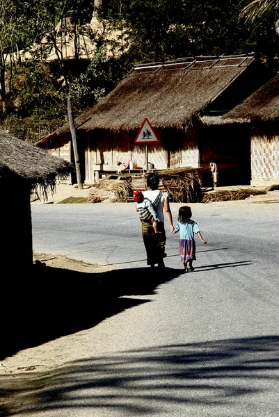 Laos mulher tribo colina e seus filhos — Fotografia de Stock