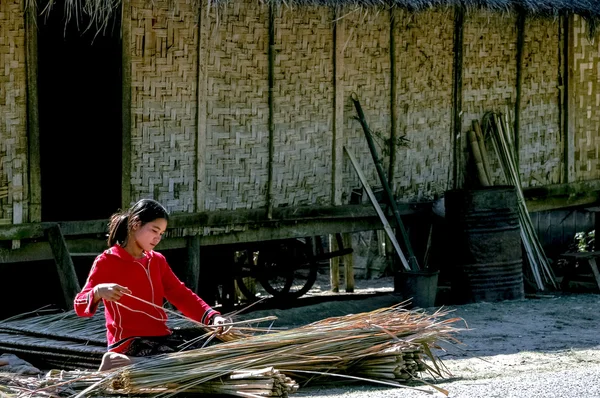Лаосская женщина плетёт коврик с кашей — стоковое фото