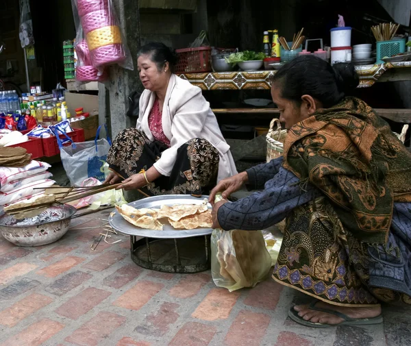 Temprano en la mañana en el mercado local de Laos en LUANG PRABANG — Foto de Stock