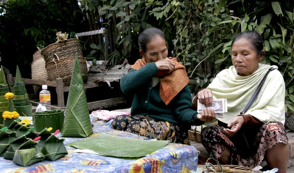 Tôt le matin au marché local du Laos à LUANG PRABANG — Photo