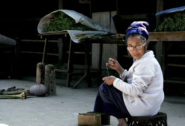 Laos wzgórze plemienia i hafty na sprzedaż turystycznych — Zdjęcie stockowe