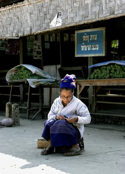 老挝山部落和卖给游客的针线活 — 图库照片