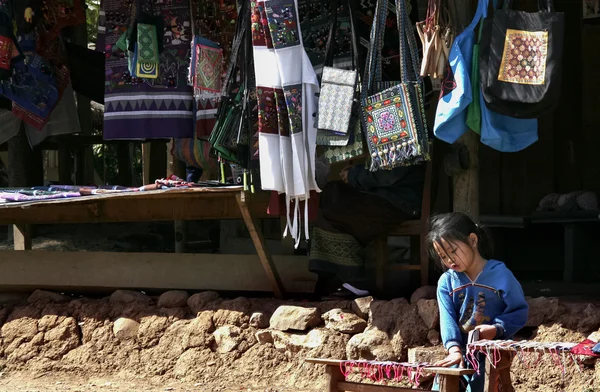 Laos tribù collina e cucito per vendere al turista — Foto Stock