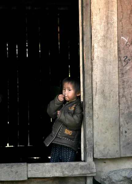 Laos colina tribu niños en tribu aldea — Foto de Stock